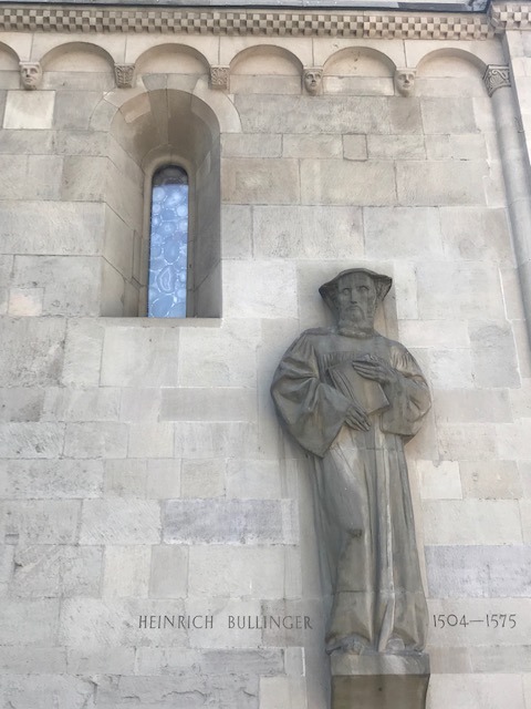 Statue von Heinrich Bullinger am Haupteingang Grossmünster